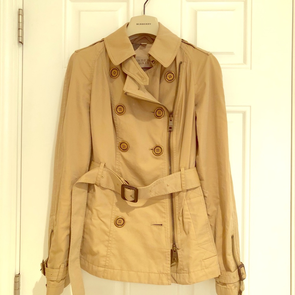 ⛔️ SOLD ⛔️ Burberry Short Trench
